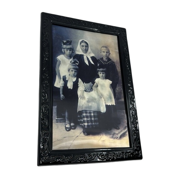Spook-tacular 3D Moving Gothic Portrait: Perfect for Your Halloween Horror Party - Picture 2 of 4